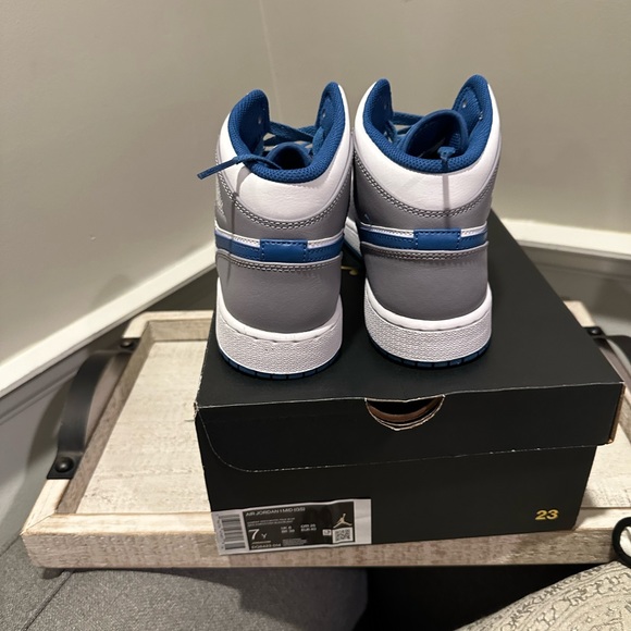 Nike AIR JORDAN 1 MID GS CEMENT GREY/WHITE-TRUE BLUE - Picture 5 of 10